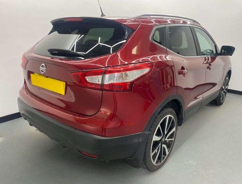 A 2015 NISSAN QASHQAI TEKNA DIG-T A 2015 NISSAN QASHQAI TEKNA DIG-T