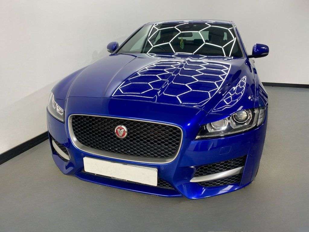 A 2016 JAGUAR XF D R-SPORT A 2016 JAGUAR XF D R-SPORT