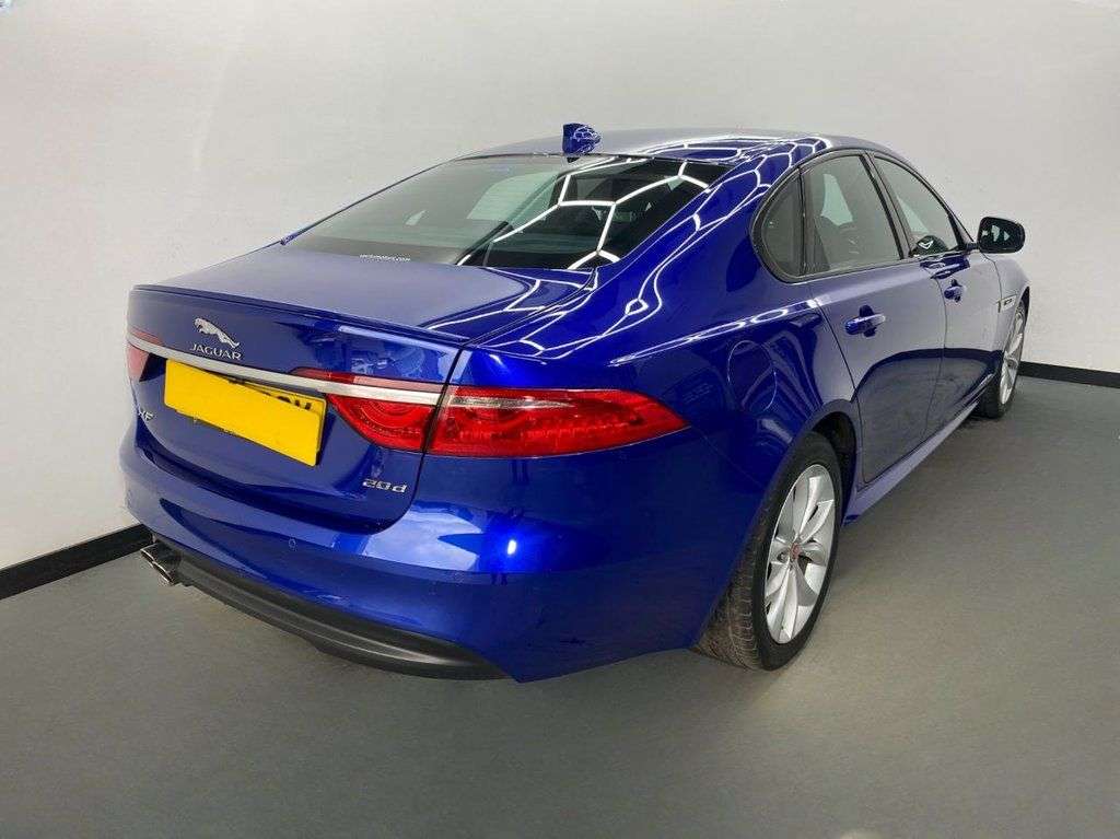 A 2016 JAGUAR XF D R-SPORT A 2016 JAGUAR XF D R-SPORT