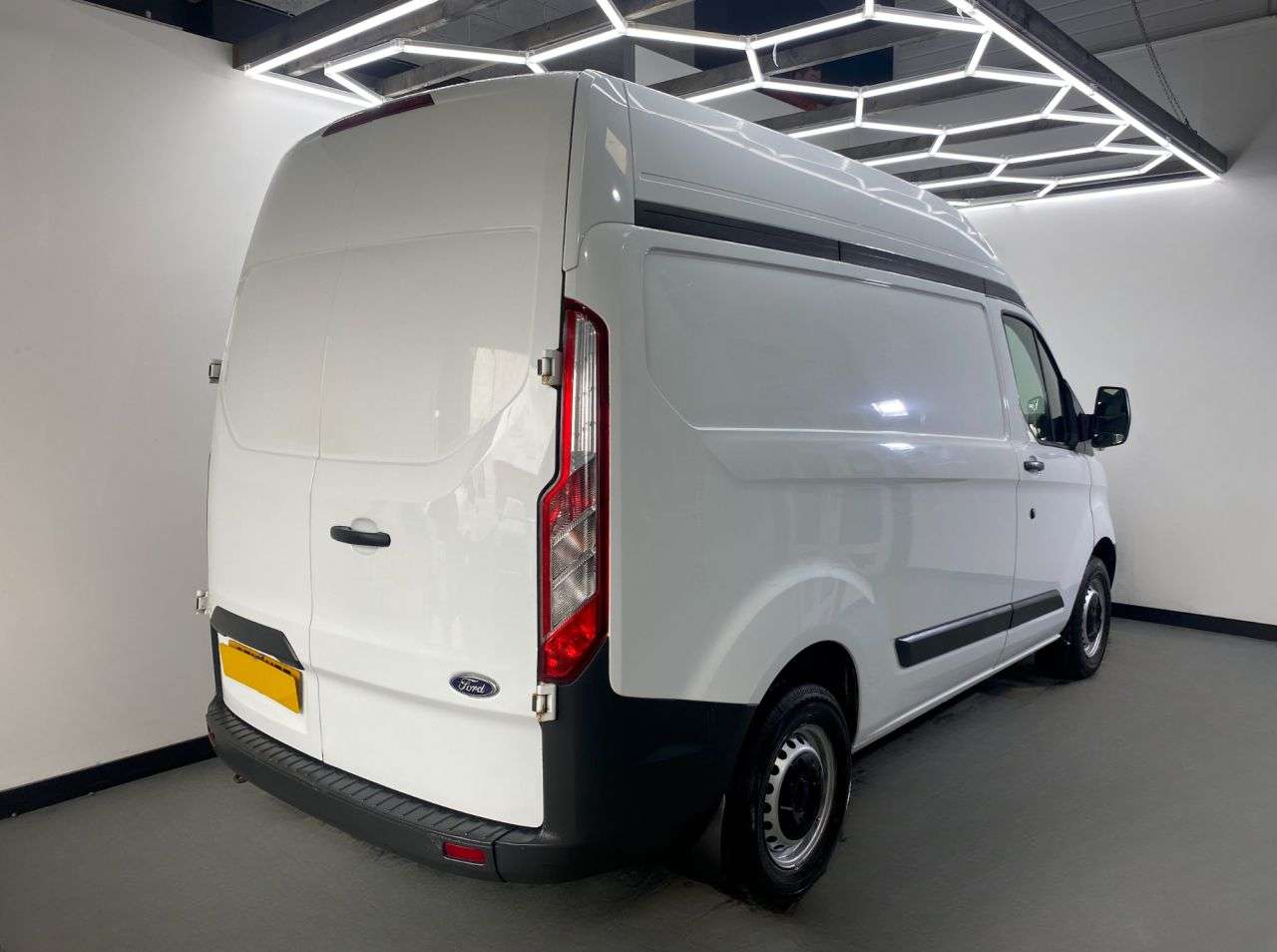 A 2016 FORD TRANSIT CUSTOM 270 LR P/V A 2016 FORD TRANSIT CUSTOM 270 LR P/V