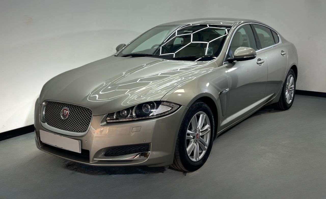 A 2014 JAGUAR XF 2.2 D LUXURY 4d 163 BHP A 2014 JAGUAR XF 2.2 D LUXURY 4d 163 BHP