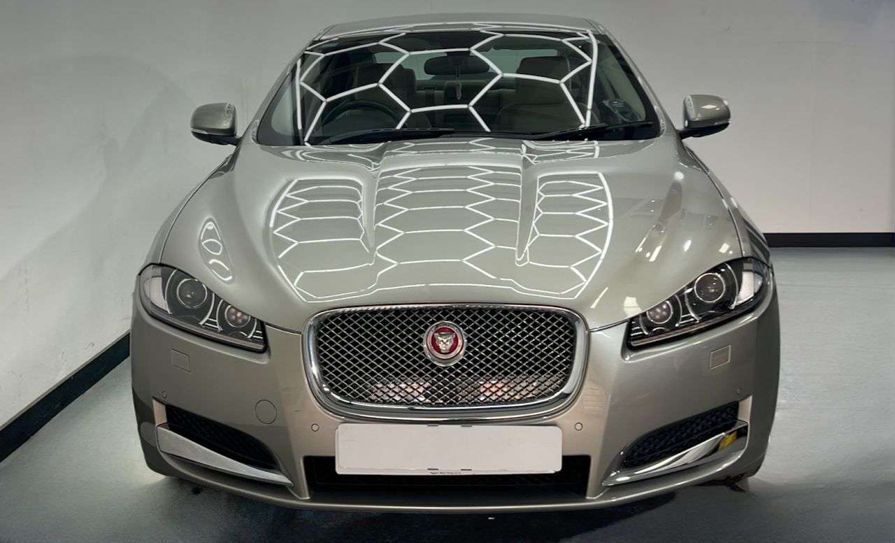 A 2014 JAGUAR XF 2.2 D LUXURY 4d 163 BHP A 2014 JAGUAR XF 2.2 D LUXURY 4d 163 BHP