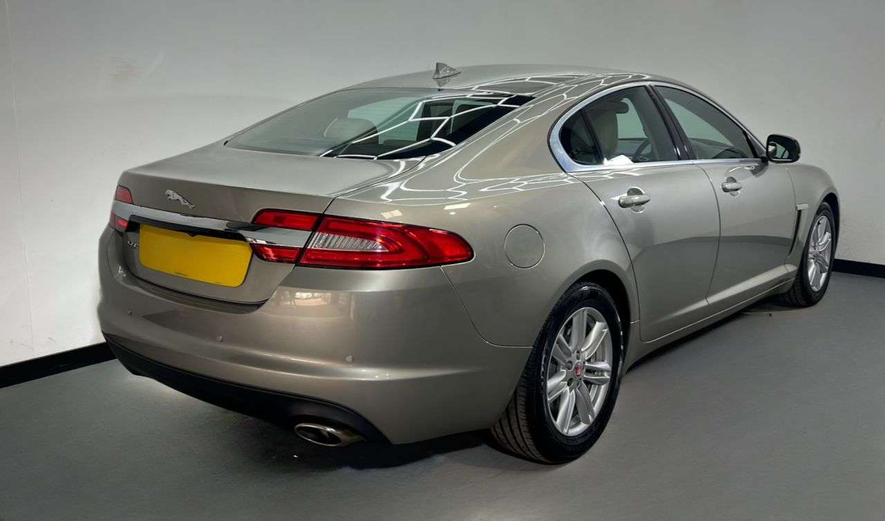 A 2014 JAGUAR XF 2.2 D LUXURY 4d 163 BHP A 2014 JAGUAR XF 2.2 D LUXURY 4d 163 BHP