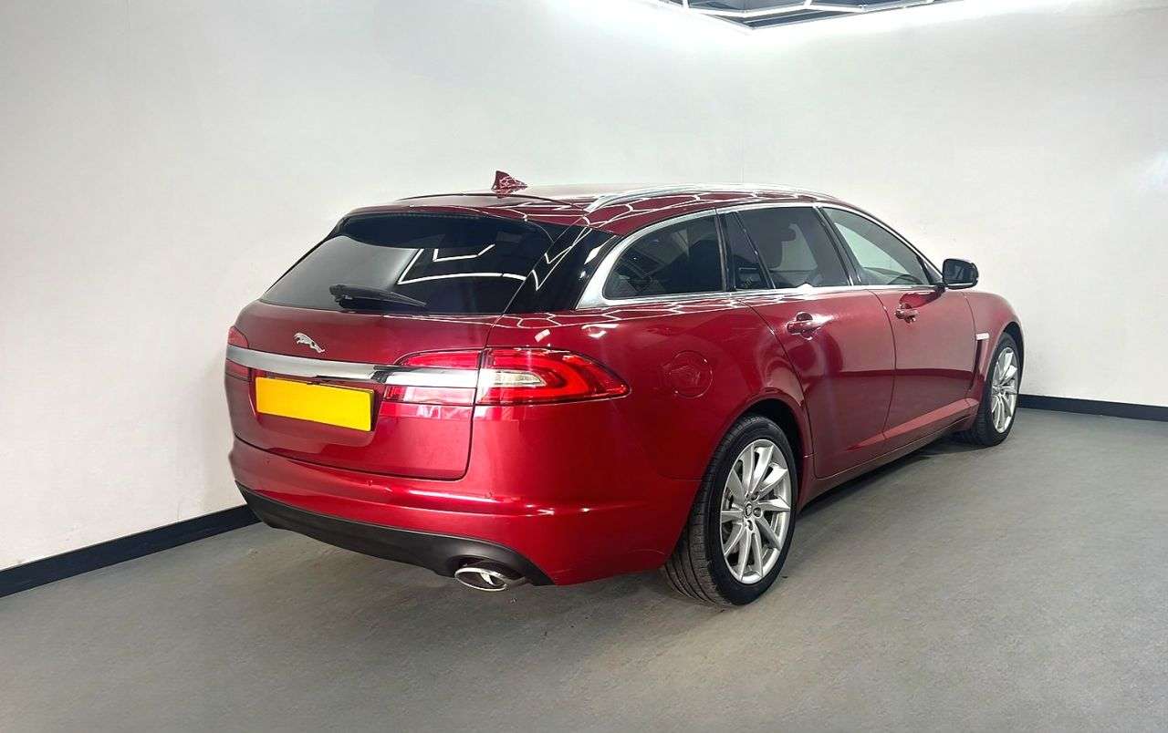 A 2013 JAGUAR XF 2.2 D LUXURY SPORTBRAKE 5d 200 BHP A 2013 JAGUAR XF 2.2 D LUXURY SPORTBRAKE 5d 200 BHP