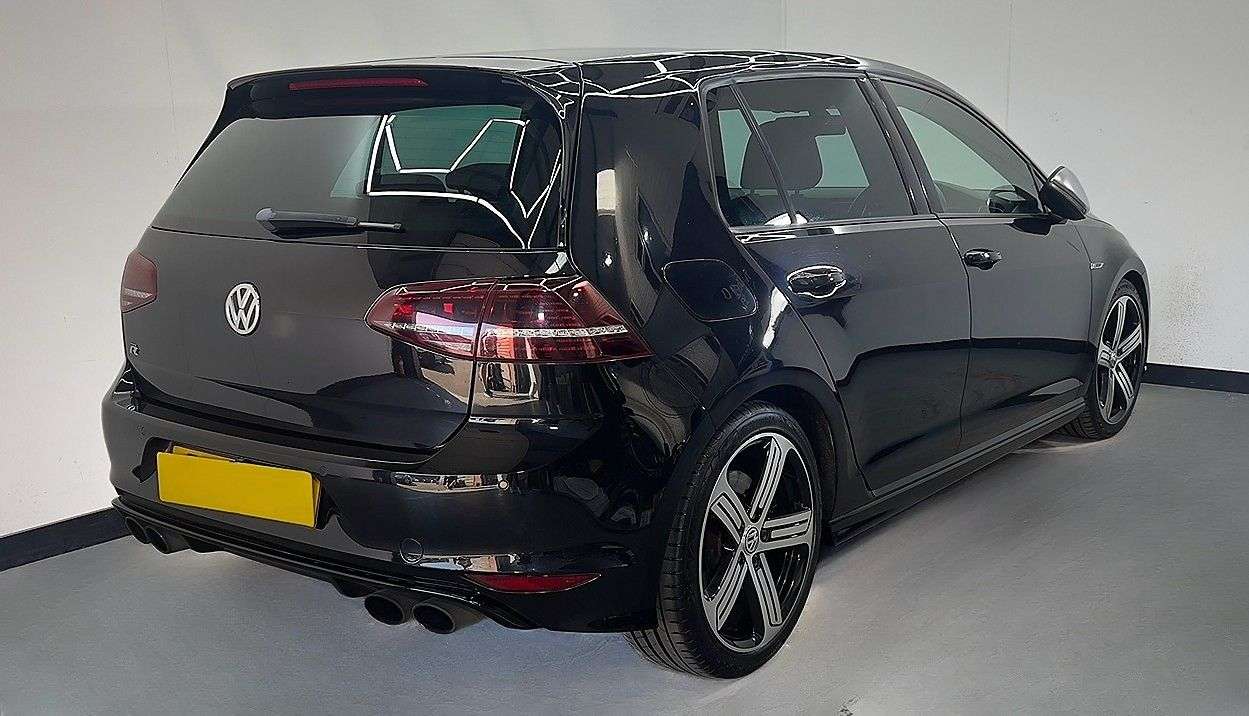 A 2015 VOLKSWAGEN GOLF 2.0 R DSG 5d 298 BHP A 2015 VOLKSWAGEN GOLF 2.0 R DSG 5d 298 BHP