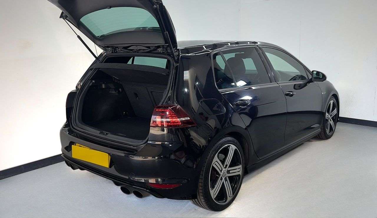 A 2015 VOLKSWAGEN GOLF 2.0 R DSG 5d 298 BHP A 2015 VOLKSWAGEN GOLF 2.0 R DSG 5d 298 BHP