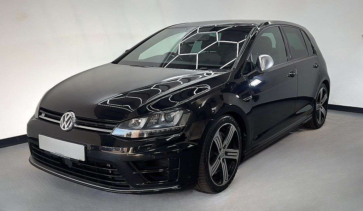 A 2015 VOLKSWAGEN GOLF 2.0 R DSG 5d 298 BHP A 2015 VOLKSWAGEN GOLF 2.0 R DSG 5d 298 BHP
