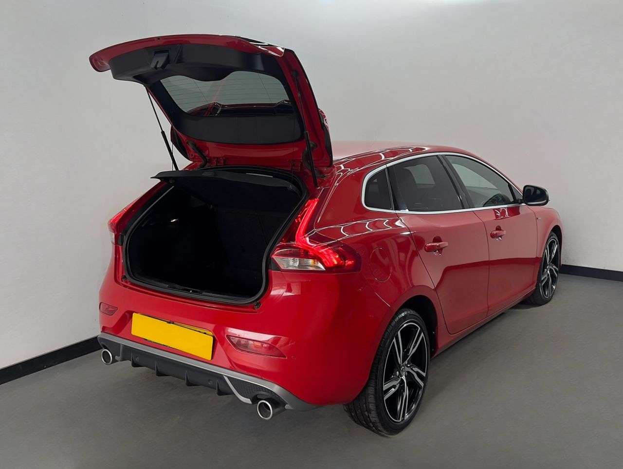 2016 VOLVO V40 2016 VOLVO V40