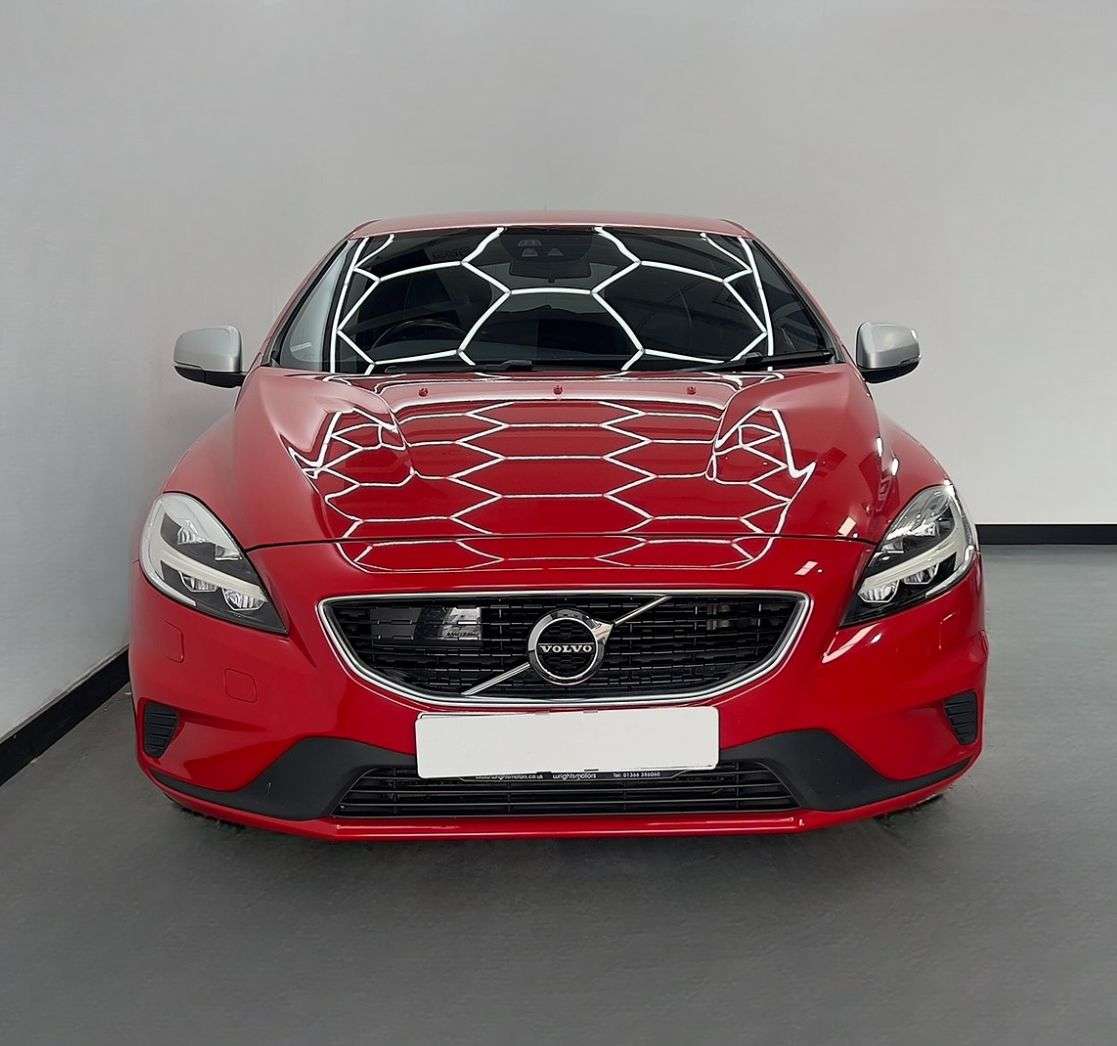 A 2016 VOLVO V40 2.0 D4 R-DESIGN PRO 5d 188 BHP A 2016 VOLVO V40 2.0 D4 R-DESIGN PRO 5d 188 BHP