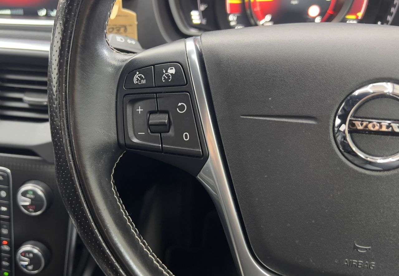 2016 VOLVO V40 2016 VOLVO V40