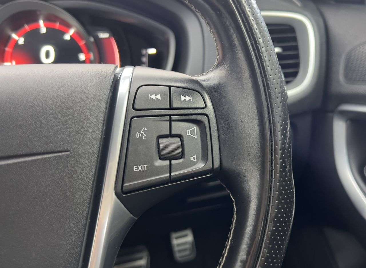 2016 VOLVO V40 2016 VOLVO V40