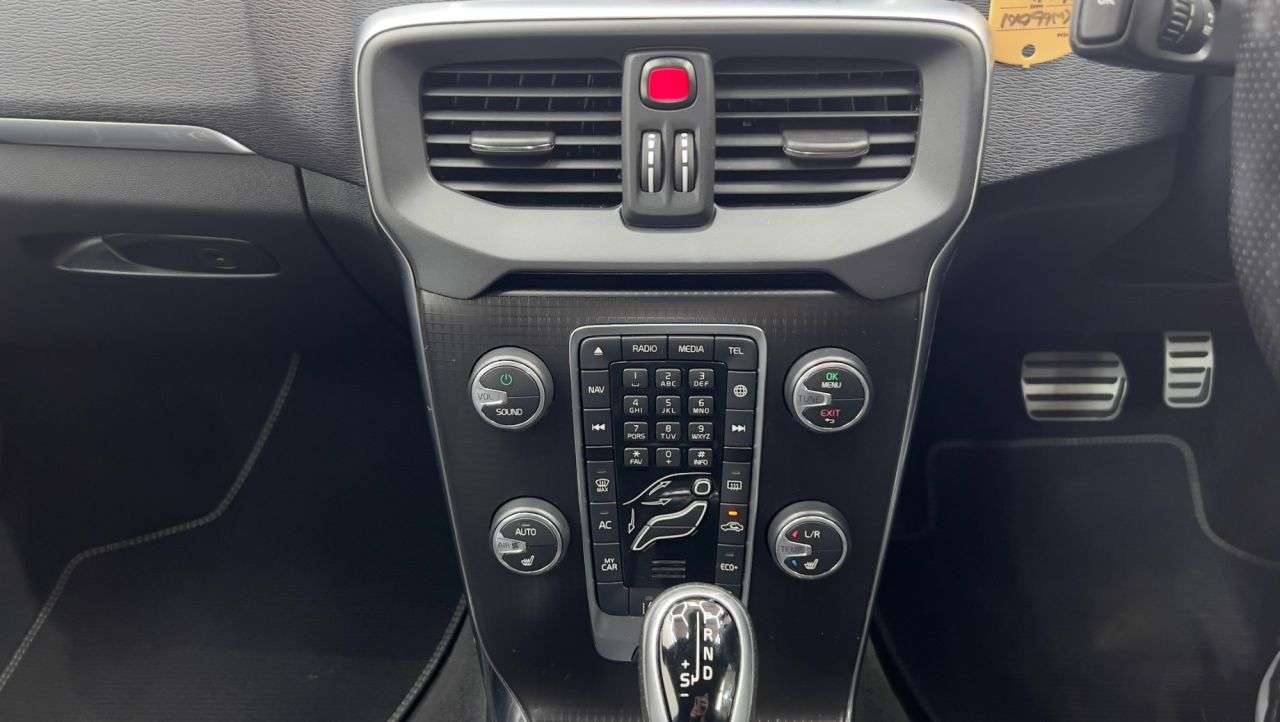 2016 VOLVO V40 2016 VOLVO V40