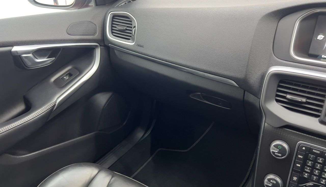 2016 VOLVO V40 2016 VOLVO V40