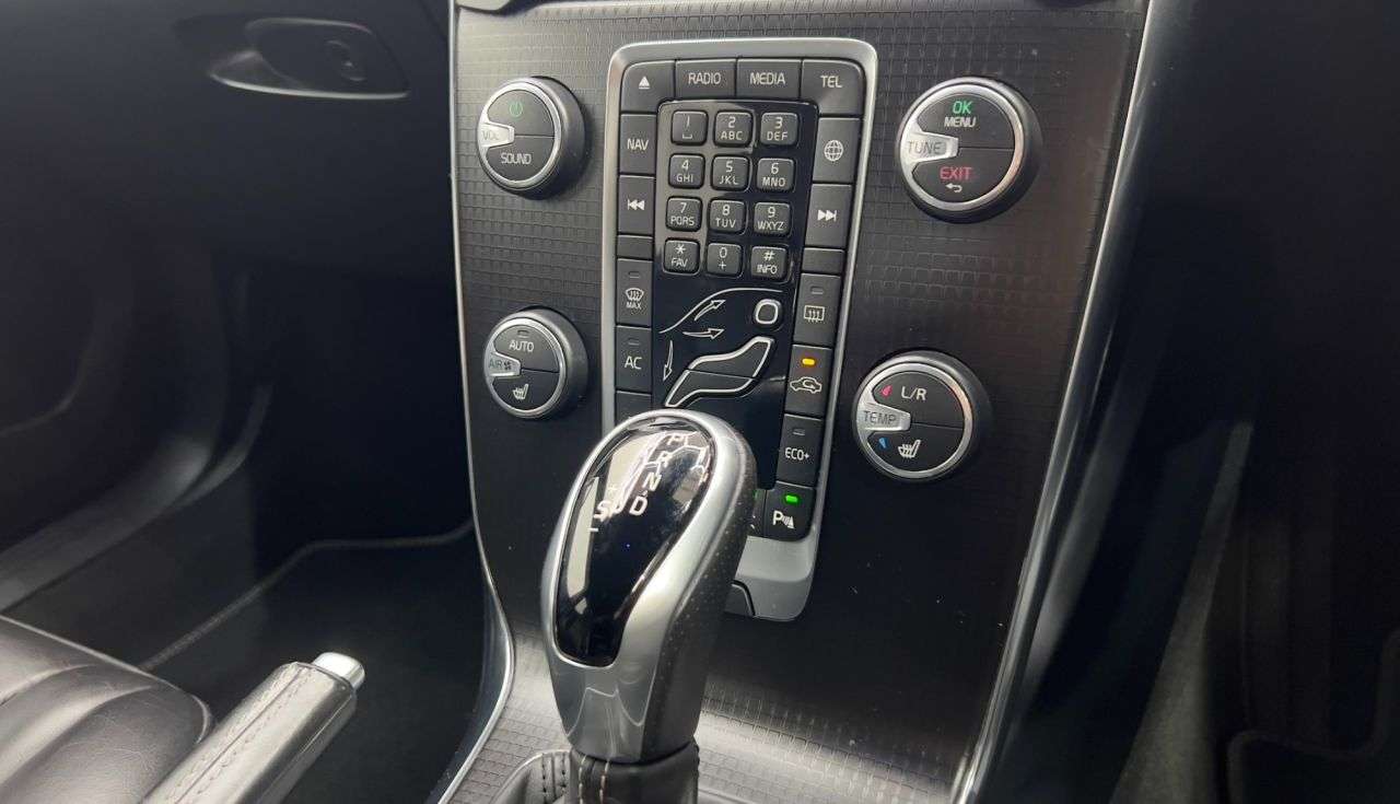 2016 VOLVO V40 2016 VOLVO V40