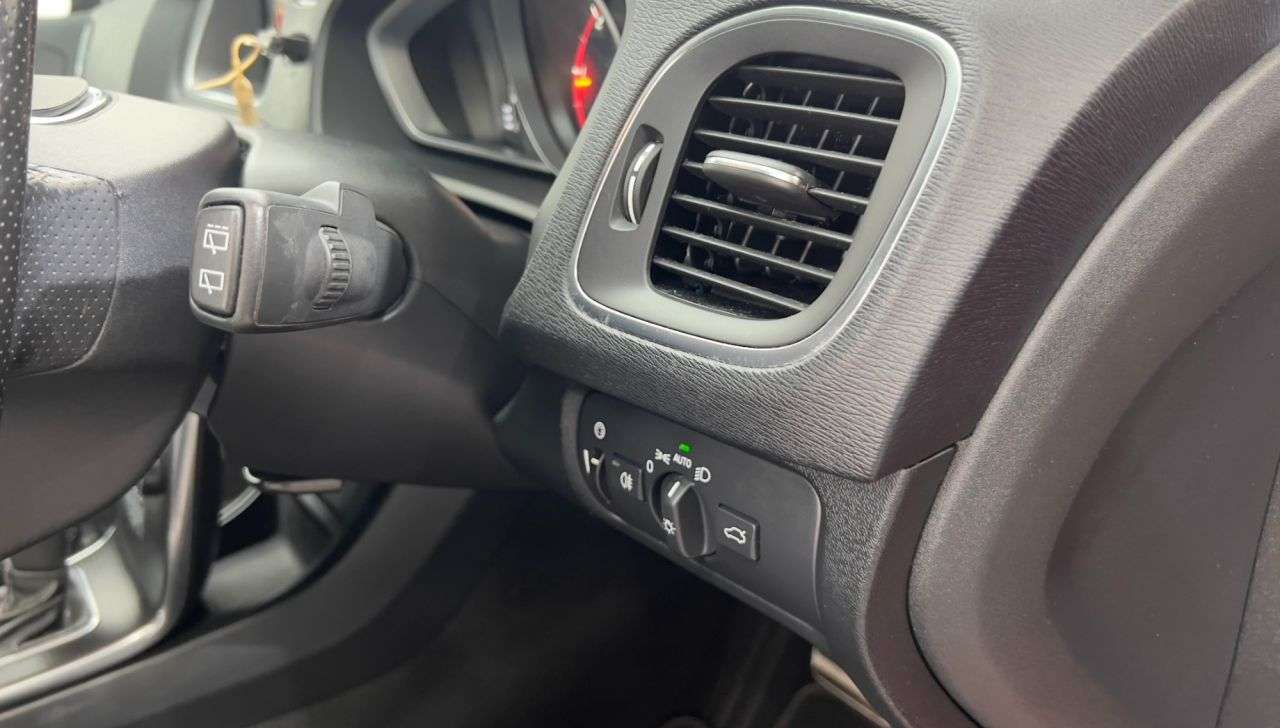 2016 VOLVO V40 2016 VOLVO V40