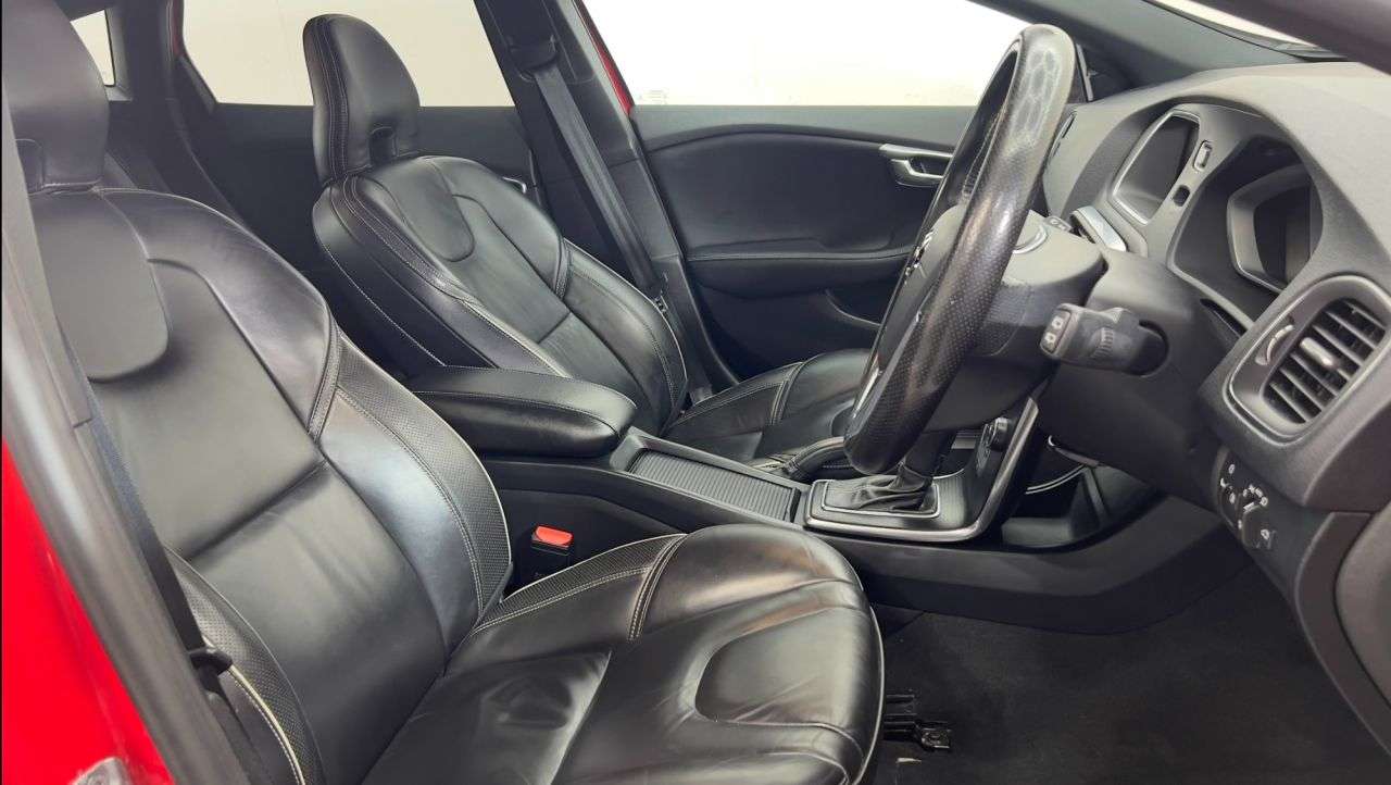 2016 VOLVO V40 2016 VOLVO V40