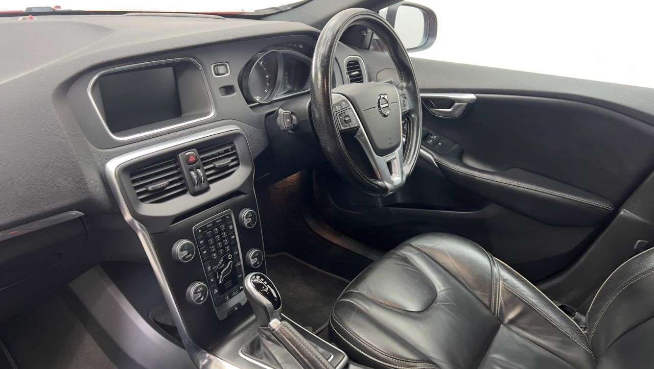 2016 VOLVO V40 2016 VOLVO V40