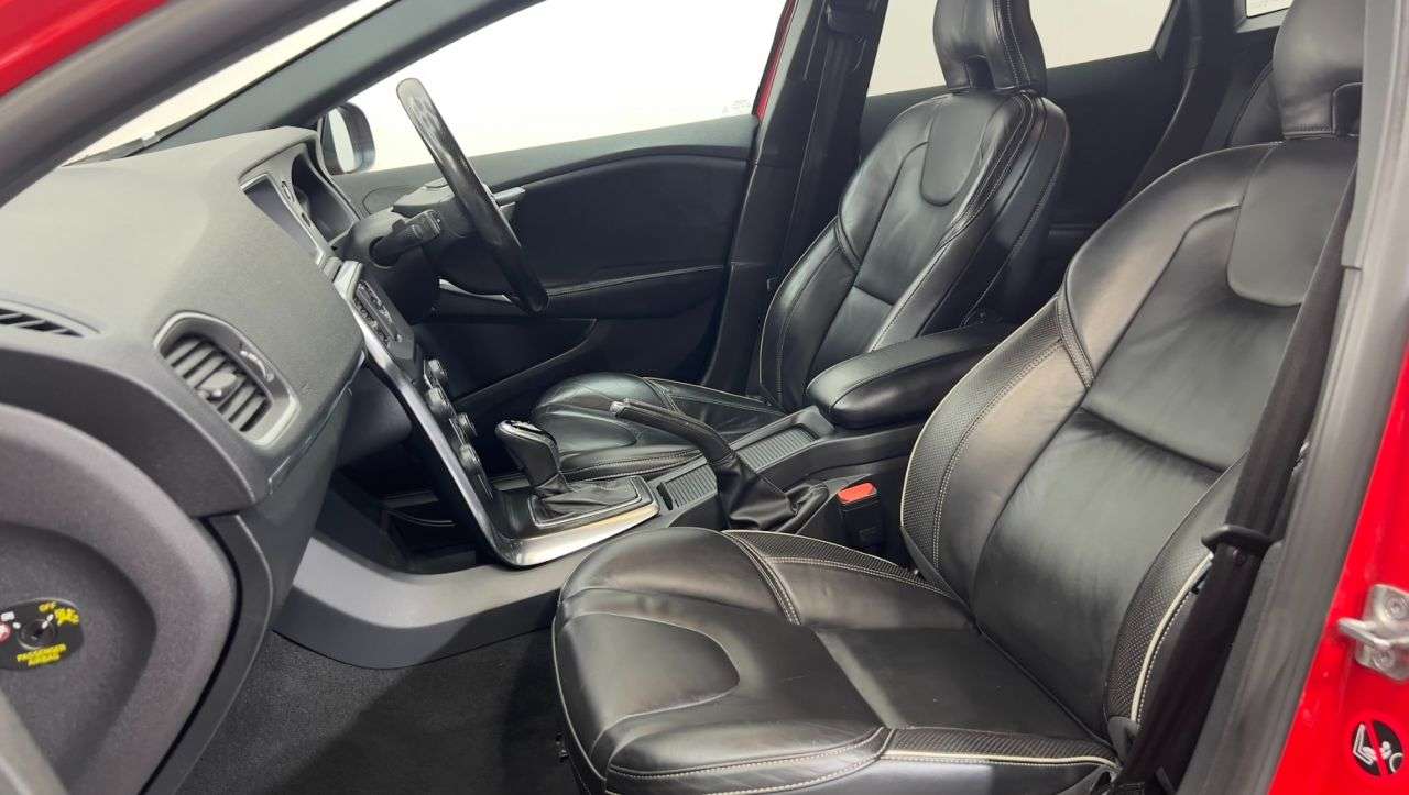 2016 VOLVO V40 2016 VOLVO V40