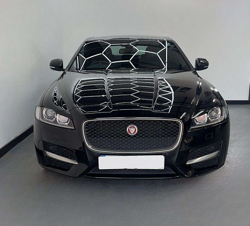 A 2016 JAGUAR XF 2.0 R-SPORT 4d 177 BHP A 2016 JAGUAR XF 2.0 R-SPORT 4d 177 BHP