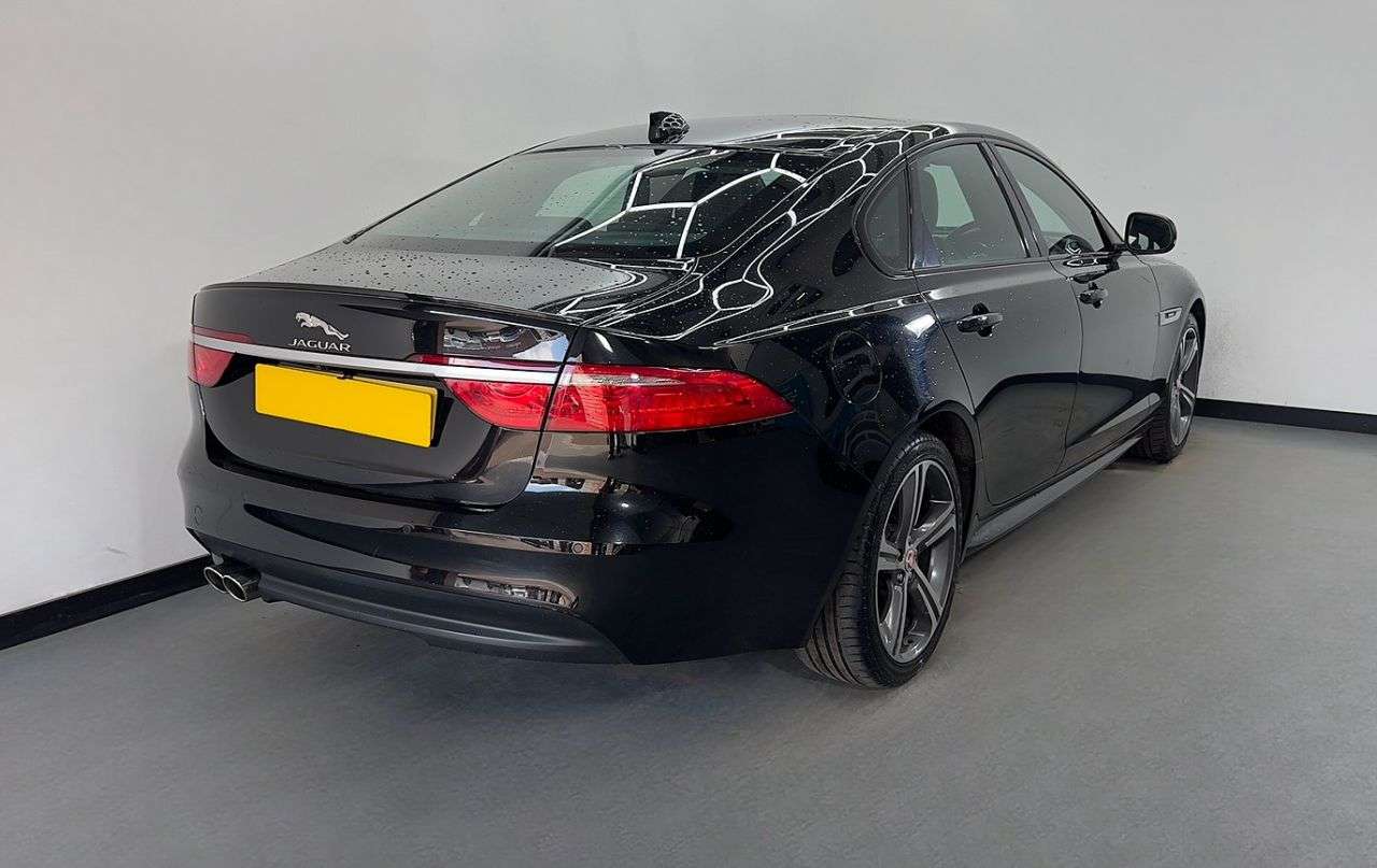 A 2016 JAGUAR XF 2.0 R-SPORT 4d 177 BHP A 2016 JAGUAR XF 2.0 R-SPORT 4d 177 BHP
