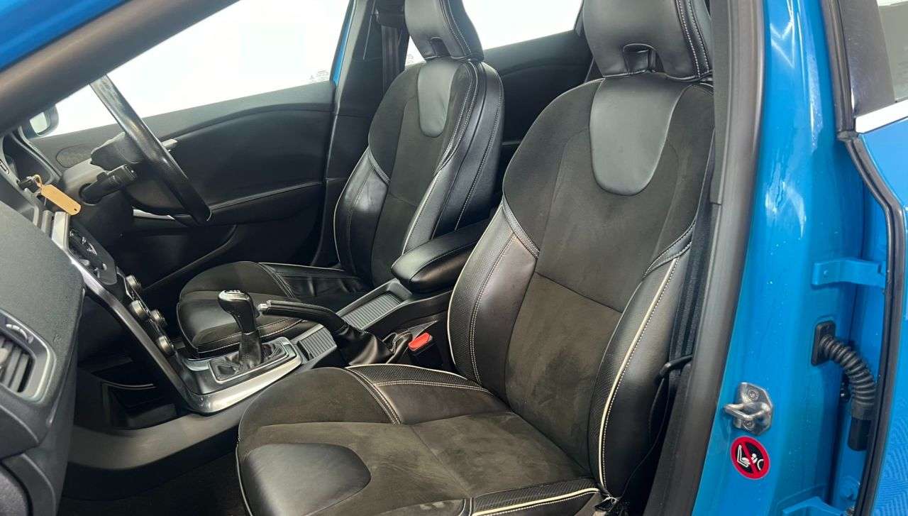 null VOLVO V40 null VOLVO V40