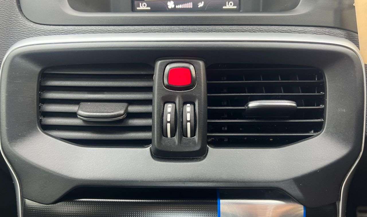 null VOLVO V40 null VOLVO V40