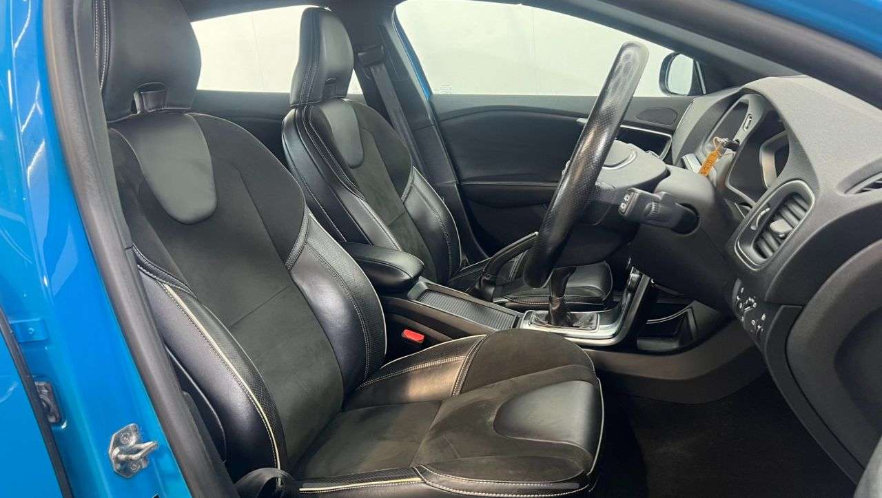 null VOLVO V40 null VOLVO V40