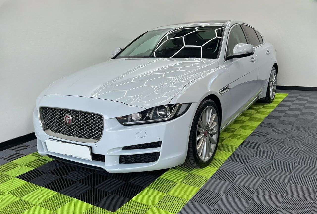 A 2017 JAGUAR XE 2.0 PORTFOLIO 4d 178 BHP A 2017 JAGUAR XE 2.0 PORTFOLIO 4d 178 BHP
