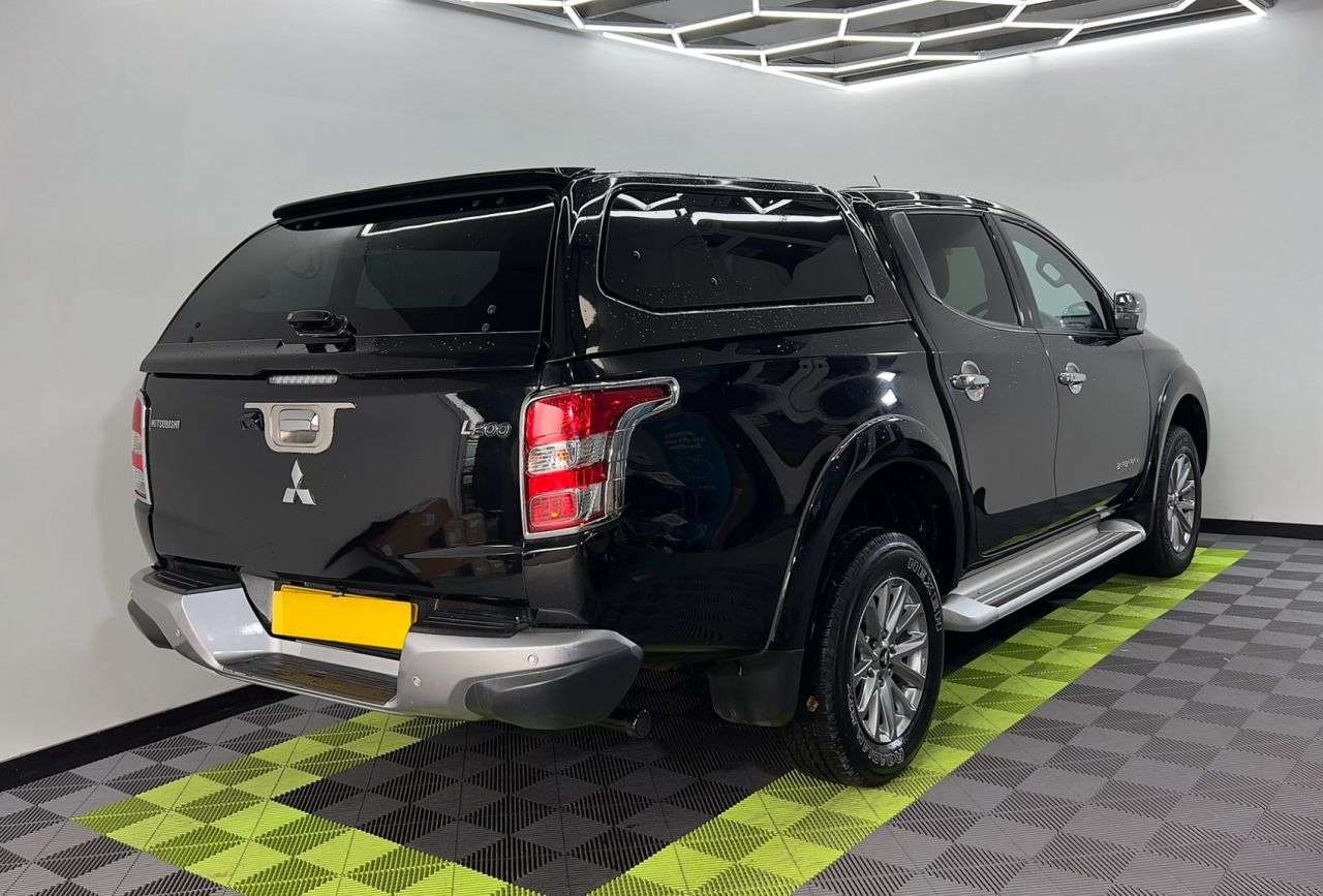 A 2017 MITSUBISHI L200 2.4 DI-D DC Barbarian Pickup Double Cab 4dr Diesel Manual 4WD Euro 6 (178 p A 2017 MITSUBISHI L200 2.4 DI-D DC Barbarian Pickup Double Cab 4dr Diesel Manual 4WD Euro 6 (178 p