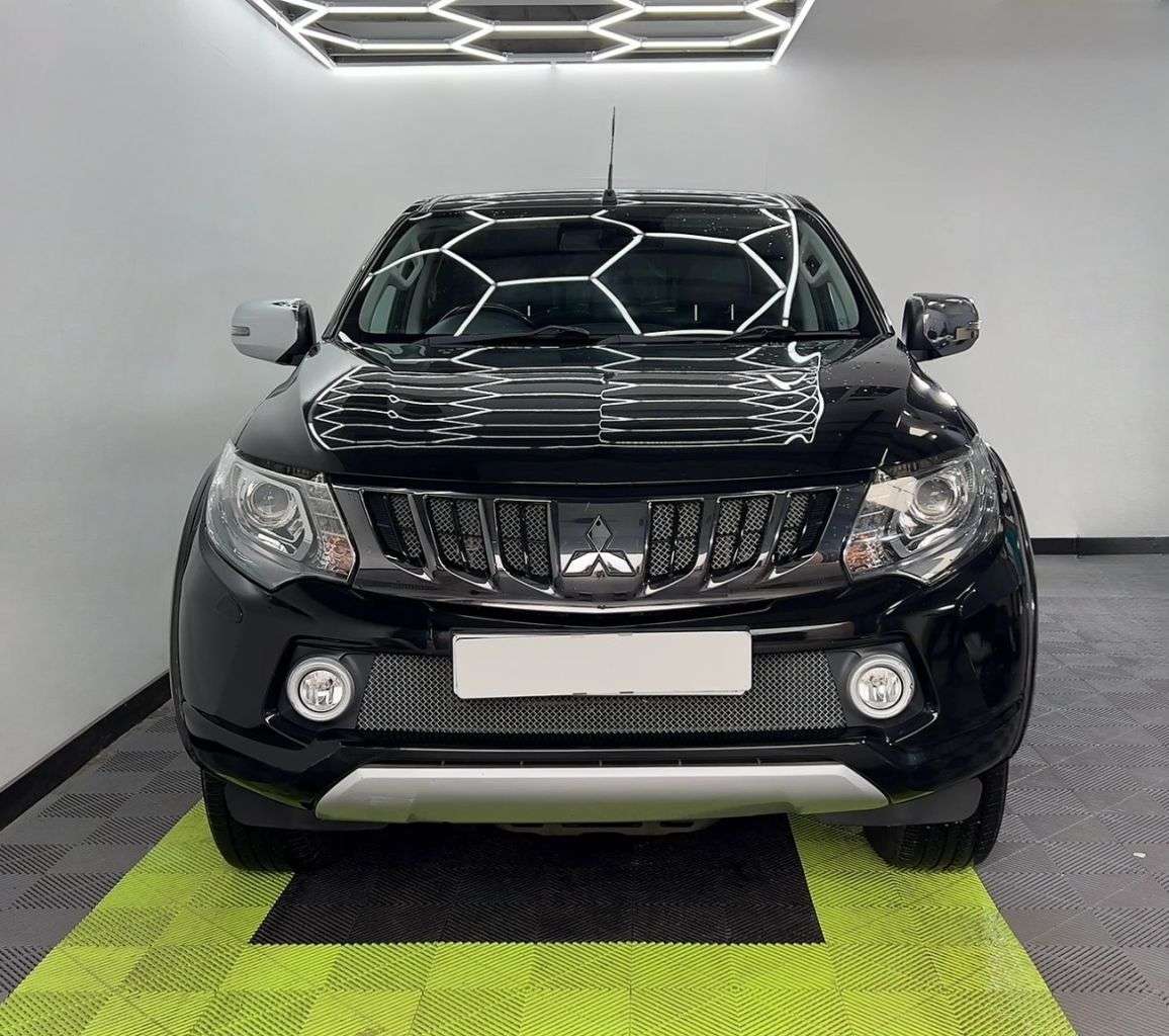 A 2017 MITSUBISHI L200 2.4 DI-D DC Barbarian Pickup Double Cab 4dr Diesel Manual 4WD Euro 6 (178 p A 2017 MITSUBISHI L200 2.4 DI-D DC Barbarian Pickup Double Cab 4dr Diesel Manual 4WD Euro 6 (178 p