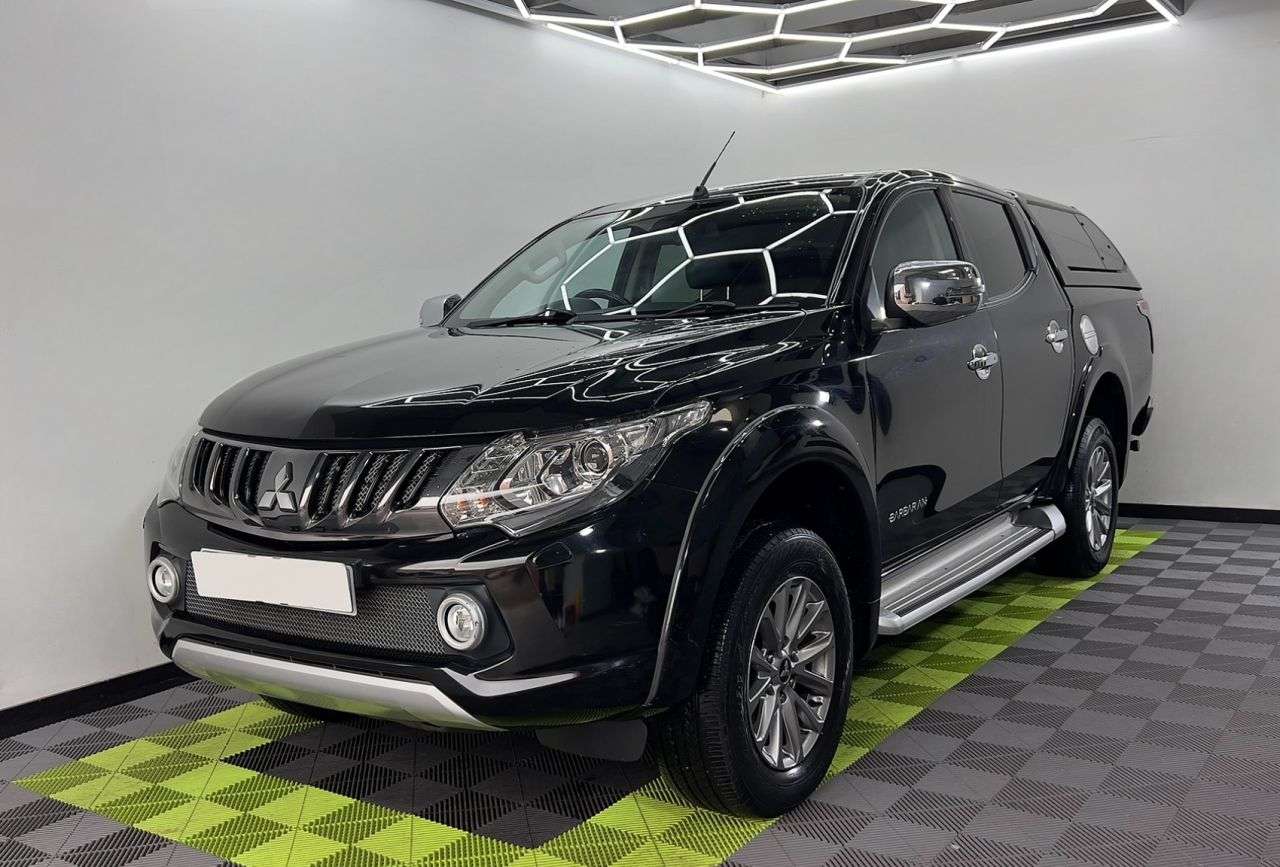 A 2017 MITSUBISHI L200 2.4 DI-D DC Barbarian Pickup Double Cab 4dr Diesel Manual 4WD Euro 6 (178 p A 2017 MITSUBISHI L200 2.4 DI-D DC Barbarian Pickup Double Cab 4dr Diesel Manual 4WD Euro 6 (178 p