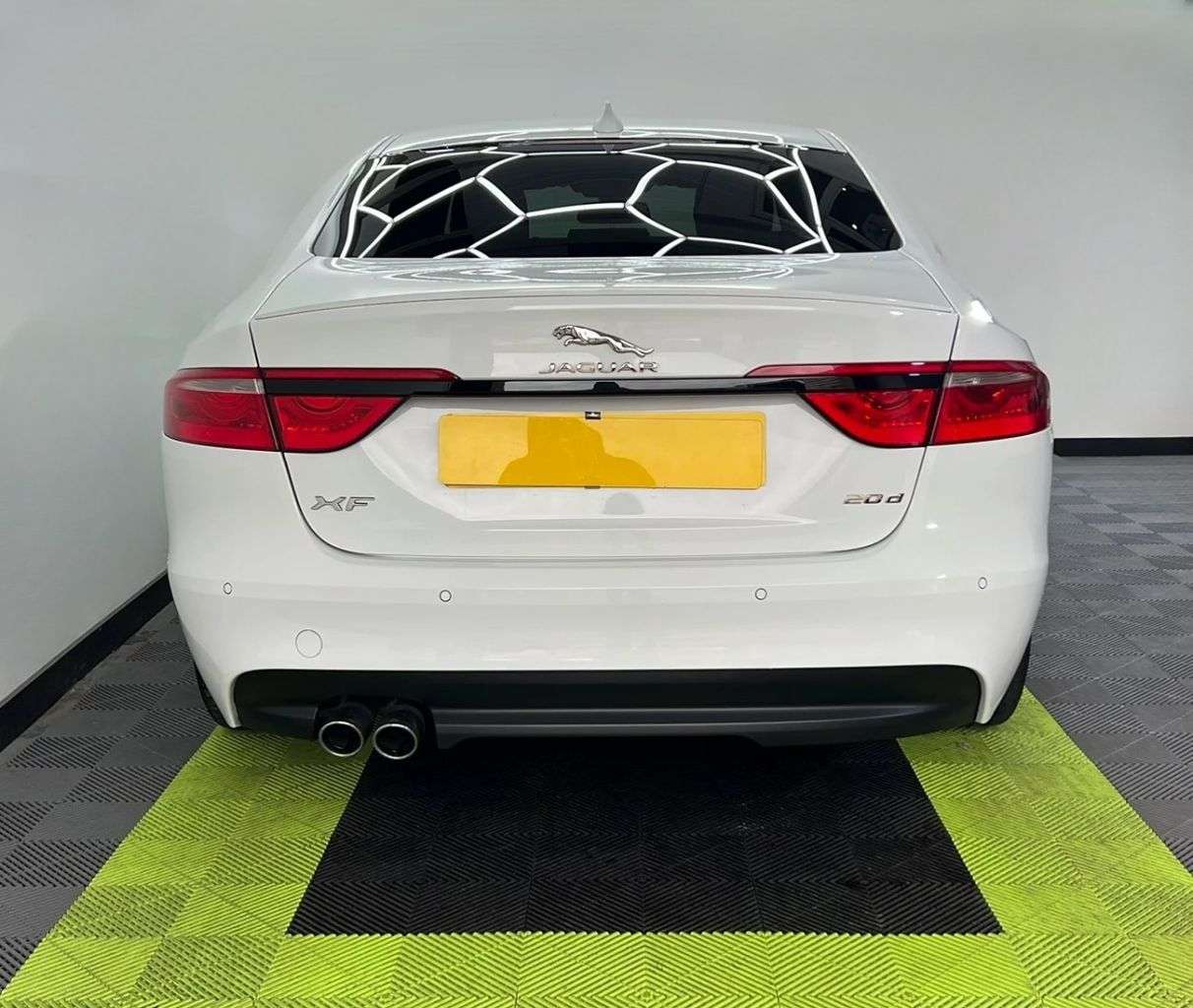 A 2016 JAGUAR XF 2.0d R-Sport Saloon 4dr Diesel Auto Euro 6 (s/s) (180 ps) A 2016 JAGUAR XF 2.0d R-Sport Saloon 4dr Diesel Auto Euro 6 (s/s) (180 ps)