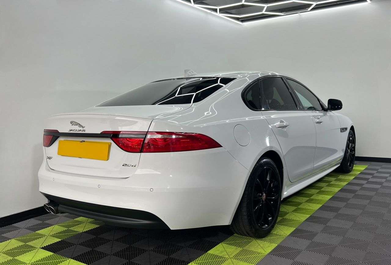 A 2016 JAGUAR XF 2.0d R-Sport Saloon 4dr Diesel Auto Euro 6 (s/s) (180 ps) A 2016 JAGUAR XF 2.0d R-Sport Saloon 4dr Diesel Auto Euro 6 (s/s) (180 ps)
