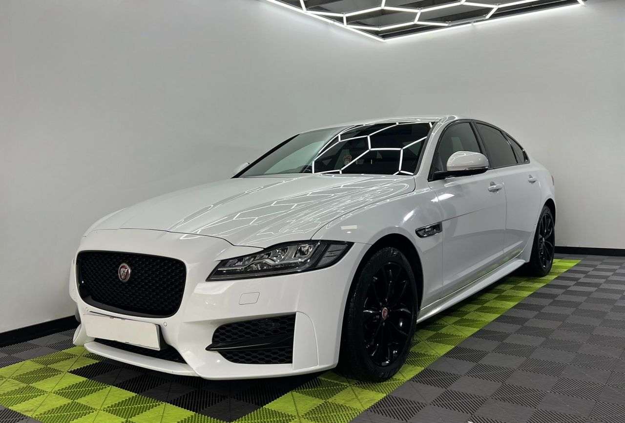 A 2016 JAGUAR XF 2.0d R-Sport Saloon 4dr Diesel Auto Euro 6 (s/s) (180 ps) A 2016 JAGUAR XF 2.0d R-Sport Saloon 4dr Diesel Auto Euro 6 (s/s) (180 ps)