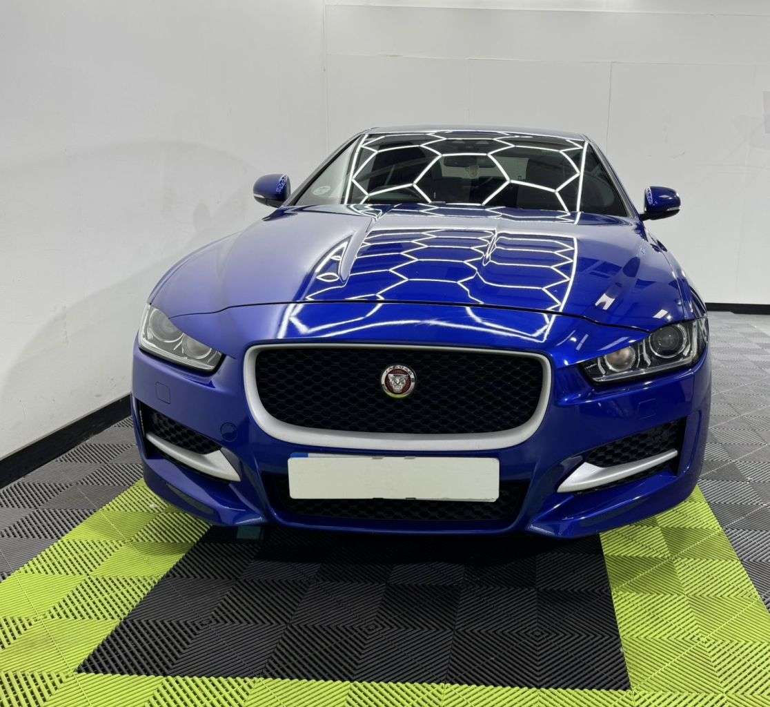 A 2017 JAGUAR XE 2.0d R-Sport Saloon 4dr Diesel Auto Euro 6 (s/s) (180 ps) A 2017 JAGUAR XE 2.0d R-Sport Saloon 4dr Diesel Auto Euro 6 (s/s) (180 ps)
