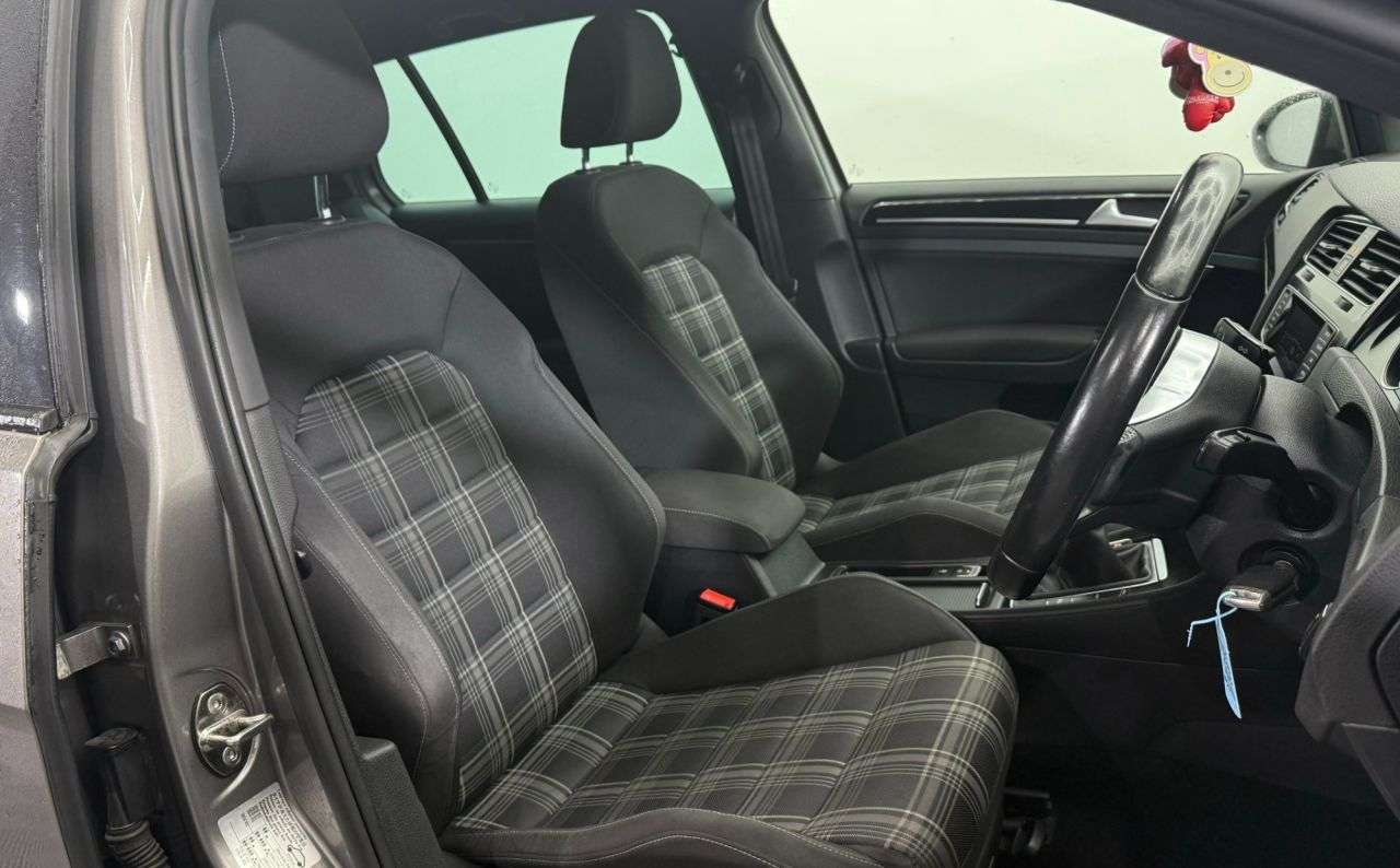 null VOLKSWAGEN GOLF null VOLKSWAGEN GOLF