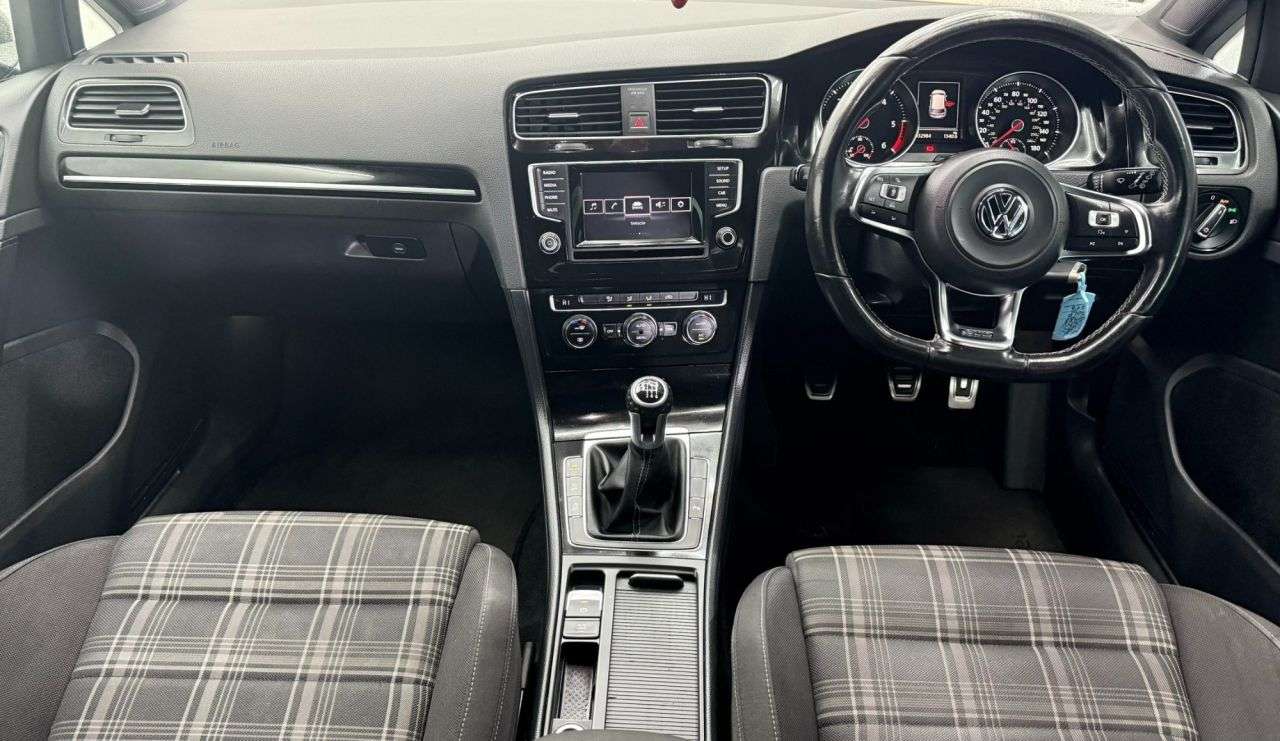 null VOLKSWAGEN GOLF null VOLKSWAGEN GOLF