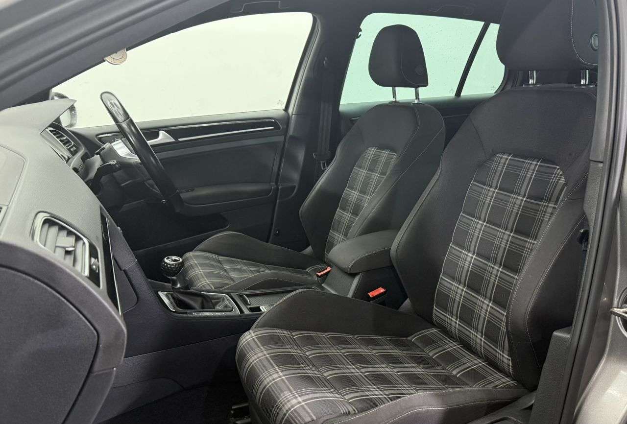 null VOLKSWAGEN GOLF null VOLKSWAGEN GOLF