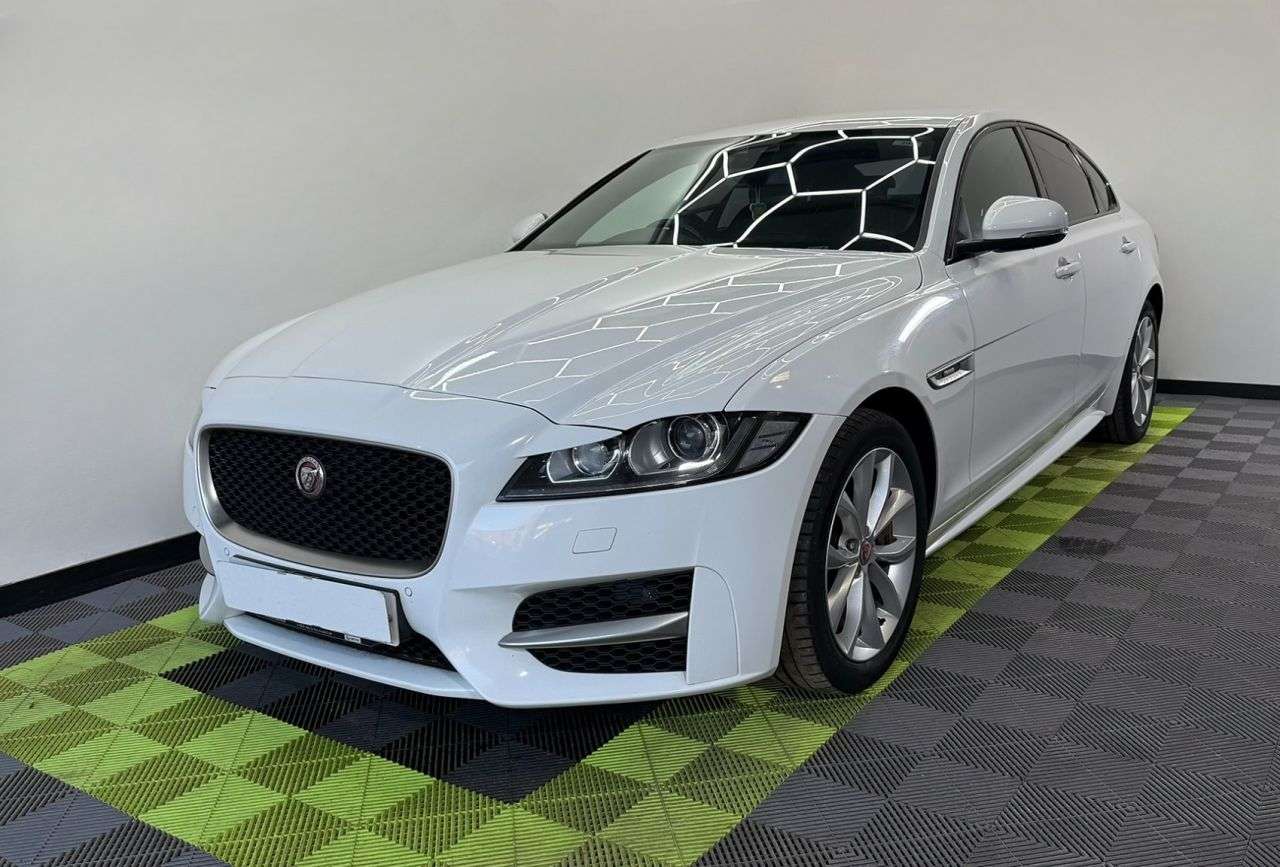 A 2017 JAGUAR XF 2.0d R-Sport Saloon 4dr Diesel Auto Euro 6 (s/s) (180 ps) A 2017 JAGUAR XF 2.0d R-Sport Saloon 4dr Diesel Auto Euro 6 (s/s) (180 ps)