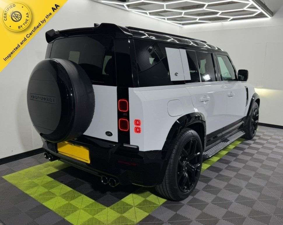 A 2020 LAND ROVER DEFENDER 2.0 SD4 SE SUV 5dr Diesel Auto 4WD Euro 6 (s/s) (200 ps) A 2020 LAND ROVER DEFENDER 2.0 SD4 SE SUV 5dr Diesel Auto 4WD Euro 6 (s/s) (200 ps)