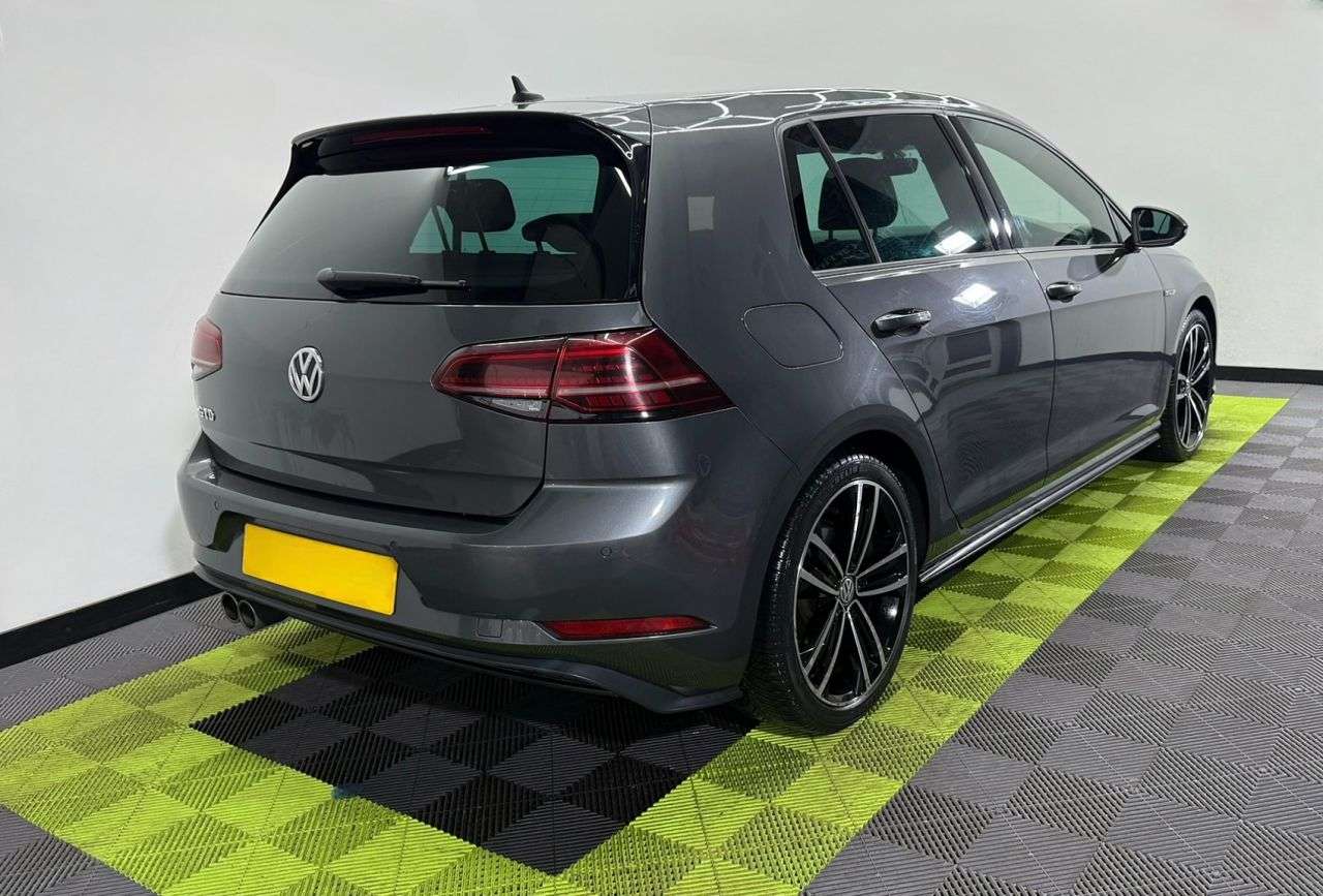 A 2017 VOLKSWAGEN GOLF 2.0 TDI BlueMotion Tech GTD Hatchback 5dr Diesel DSG Euro 6 (s/s) (184 ps) A 2017 VOLKSWAGEN GOLF 2.0 TDI BlueMotion Tech GTD Hatchback 5dr Diesel DSG Euro 6 (s/s) (184 ps)