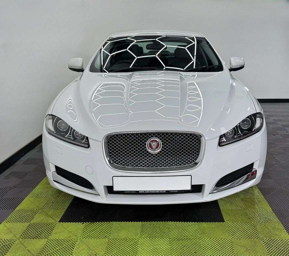 A 2014 JAGUAR XF 2.2d Luxury Saloon 4dr Diesel Auto Euro 5 (s/s) (163 ps) A 2014 JAGUAR XF 2.2d Luxury Saloon 4dr Diesel Auto Euro 5 (s/s) (163 ps)