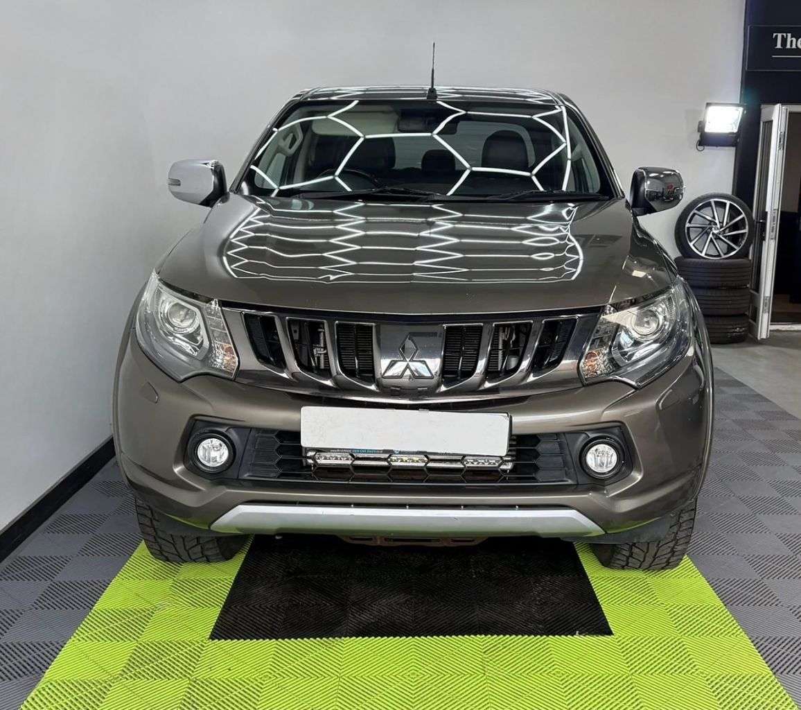 A 2017 MITSUBISHI L200 2.4 DI-D DC Warrior Pickup Double Cab 4dr Diesel Auto 4WD Euro 6 (178 ps) A 2017 MITSUBISHI L200 2.4 DI-D DC Warrior Pickup Double Cab 4dr Diesel Auto 4WD Euro 6 (178 ps)