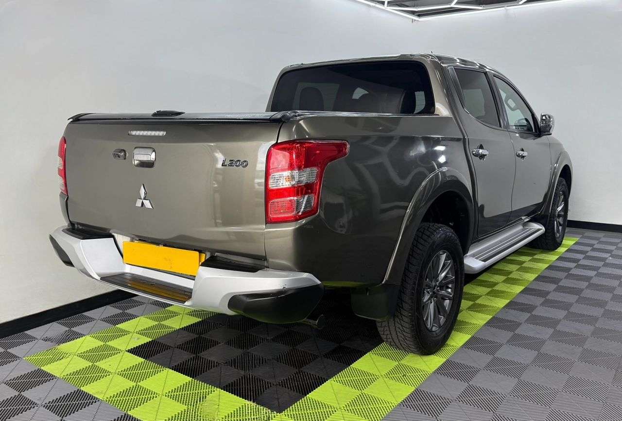 A 2017 MITSUBISHI L200 2.4 DI-D DC Warrior Pickup Double Cab 4dr Diesel Auto 4WD Euro 6 (178 ps) A 2017 MITSUBISHI L200 2.4 DI-D DC Warrior Pickup Double Cab 4dr Diesel Auto 4WD Euro 6 (178 ps)
