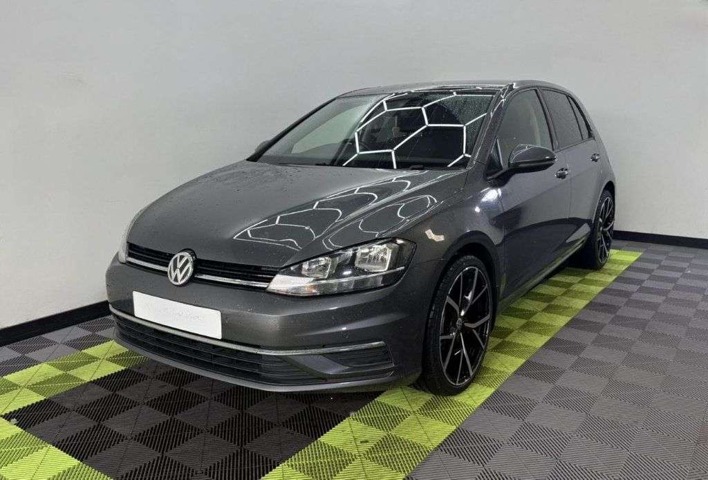 A 2017 VOLKSWAGEN GOLF 1.6 TDI BlueMotion Tech SE Nav Hatchback 5dr Diesel Manual Euro 6 (s/s) (11 A 2017 VOLKSWAGEN GOLF 1.6 TDI BlueMotion Tech SE Nav Hatchback 5dr Diesel Manual Euro 6 (s/s) (11