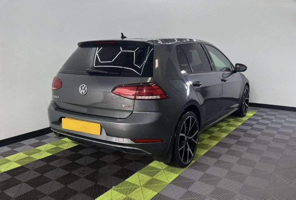 A 2017 VOLKSWAGEN GOLF 1.6 TDI BlueMotion Tech SE Nav Hatchback 5dr Diesel Manual Euro 6 (s/s) (11 A 2017 VOLKSWAGEN GOLF 1.6 TDI BlueMotion Tech SE Nav Hatchback 5dr Diesel Manual Euro 6 (s/s) (11