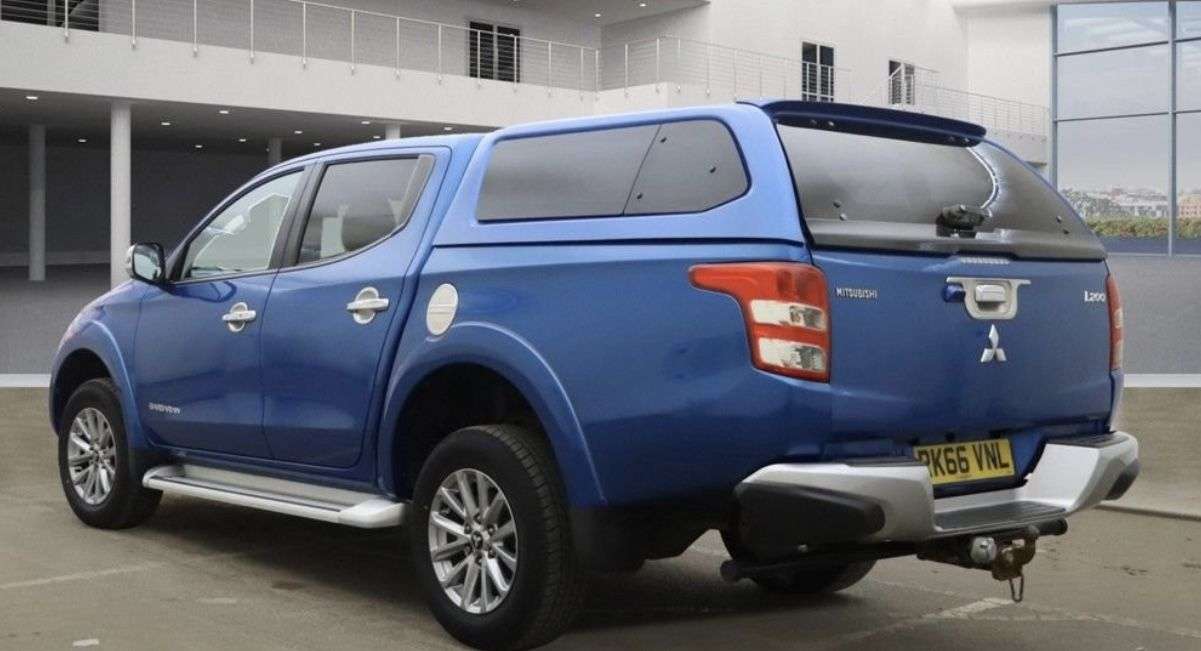 A 2016 MITSUBISHI L200 2.4 DI-D DC Barbarian Pickup Double Cab 4dr Diesel Manual 4WD Euro 6 (178 p A 2016 MITSUBISHI L200 2.4 DI-D DC Barbarian Pickup Double Cab 4dr Diesel Manual 4WD Euro 6 (178 p
