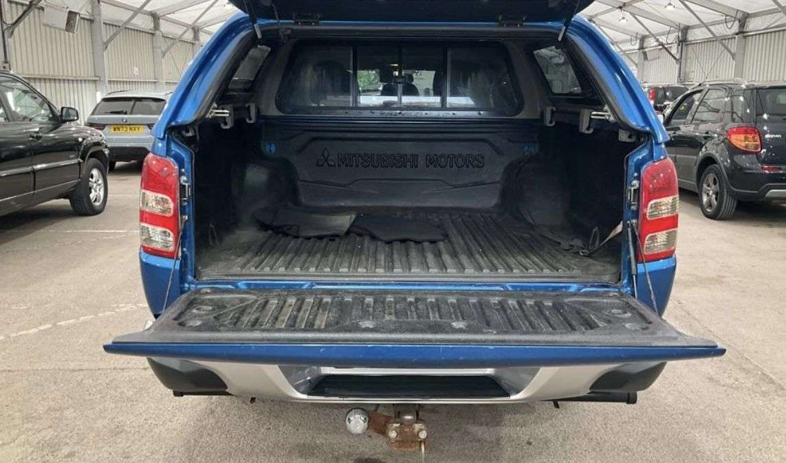A 2016 MITSUBISHI L200 2.4 DI-D DC Barbarian Pickup Double Cab 4dr Diesel Manual 4WD Euro 6 (178 p A 2016 MITSUBISHI L200 2.4 DI-D DC Barbarian Pickup Double Cab 4dr Diesel Manual 4WD Euro 6 (178 p