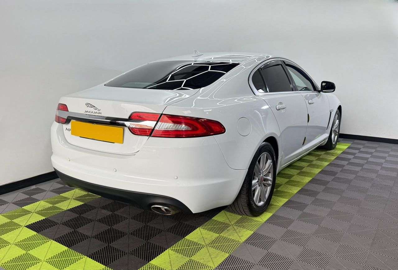 A 2014 JAGUAR XF 2.2d Luxury Saloon 4dr Diesel Auto Euro 5 (s/s) (163 ps) A 2014 JAGUAR XF 2.2d Luxury Saloon 4dr Diesel Auto Euro 5 (s/s) (163 ps)
