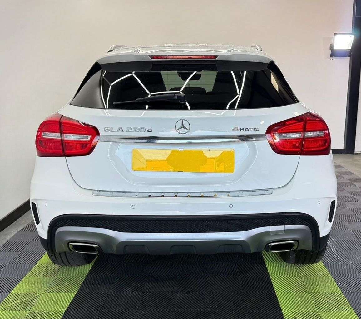 null MERCEDES-BENZ GLA null MERCEDES-BENZ GLA